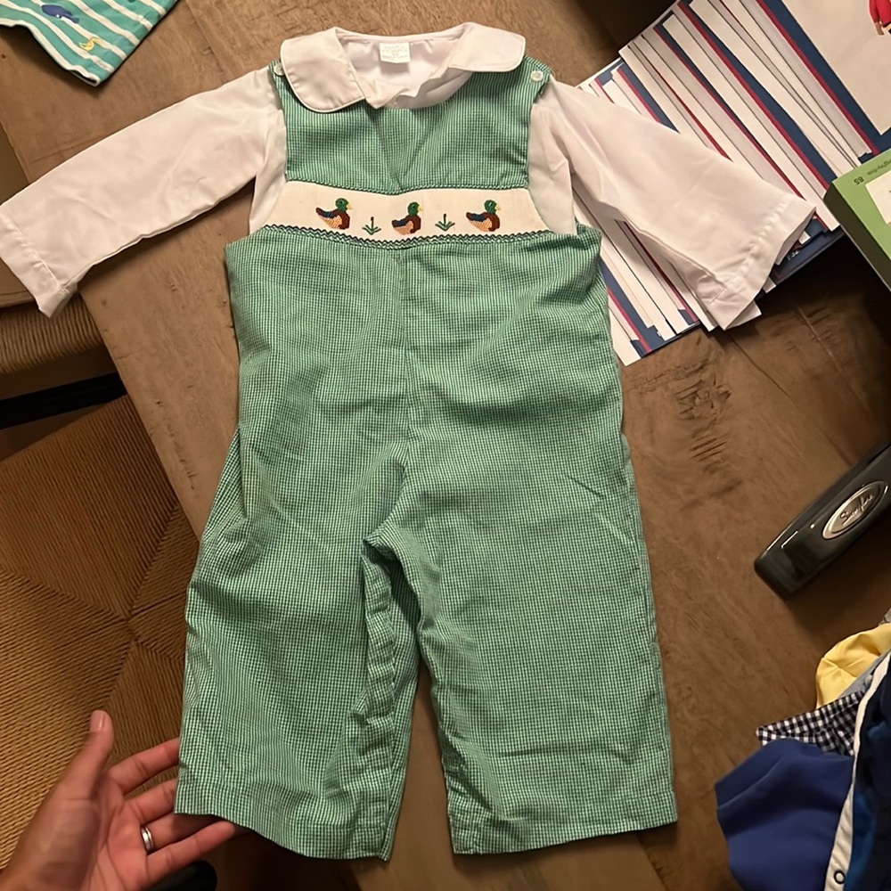 Thanksgiving or fall outfit great for family photos. Great condition.